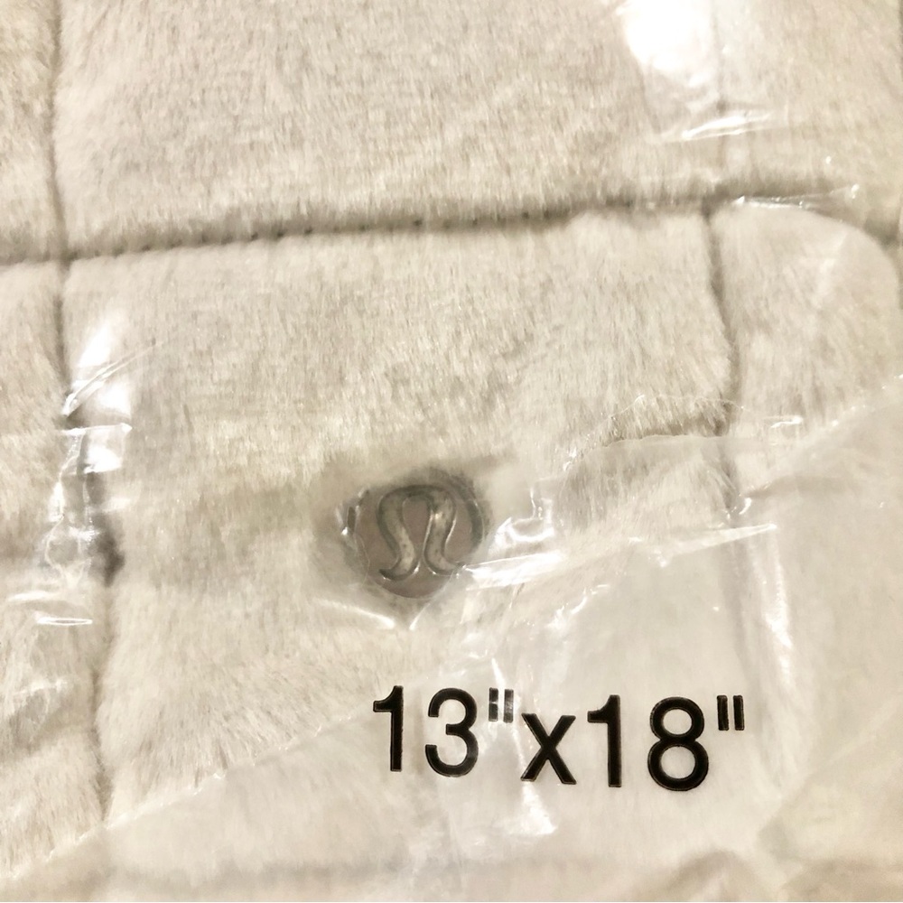 RARE Lululemon Athletica Quilted Grid Tote Bag Mini 5L *Plush Fleece NWT in Bone - Picture 3 of 7